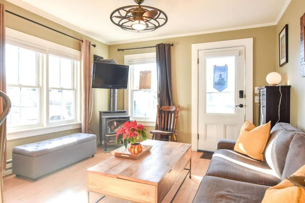 una sala de estar con un sofá y una mesa en Gas Fireplace Front Patio & Parking Spot, en Provincetown