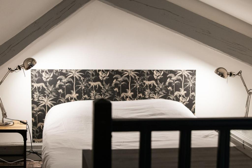 - une chambre dotée d'un lit avec un mur noir et blanc dans l'établissement Urban loft C quartier Part-Dieu avec garage inclus, à Lyon