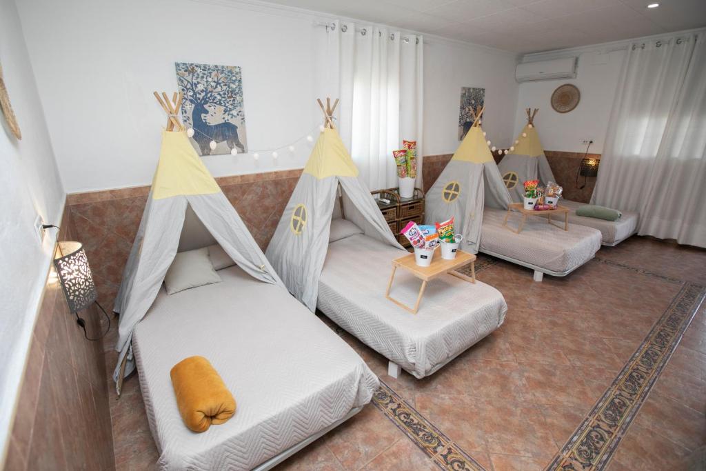 波薩達斯的住宿－El Olmo，一间带四张床的客厅和一间带