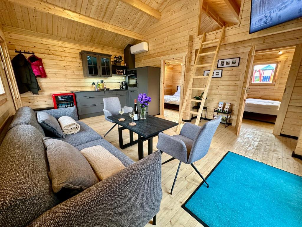 ein Wohnzimmer mit einem Sofa und einem Tisch in der Unterkunft Chalet Lasserg in Münstermaifeld