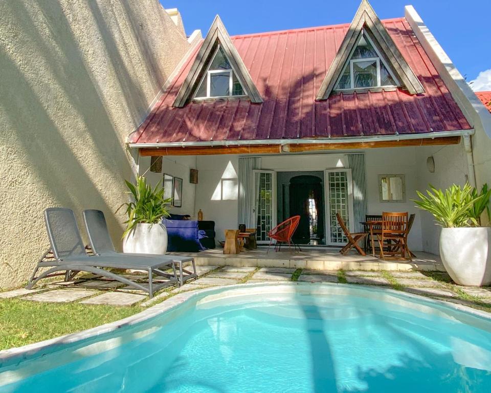une maison avec une piscine en face d'une maison dans l'établissement *New* Chic Home with Private Pool, 1 min to Beach, à Cap Malheureux