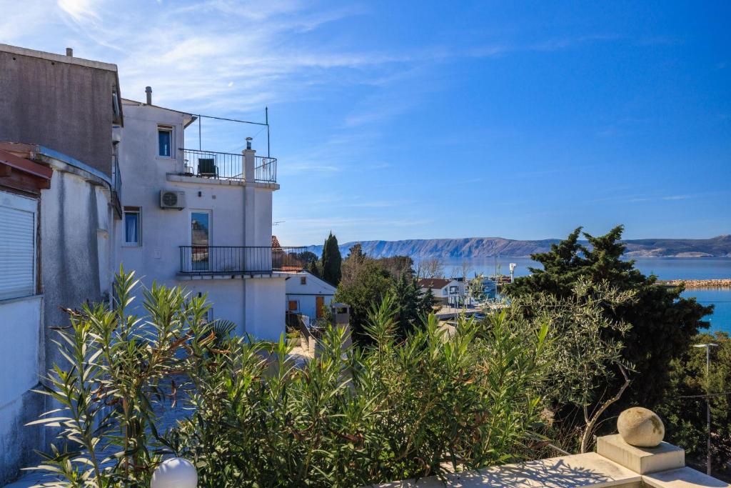 um edifício branco com vista para a água em House Sea La Vie em Novi Vinodolski