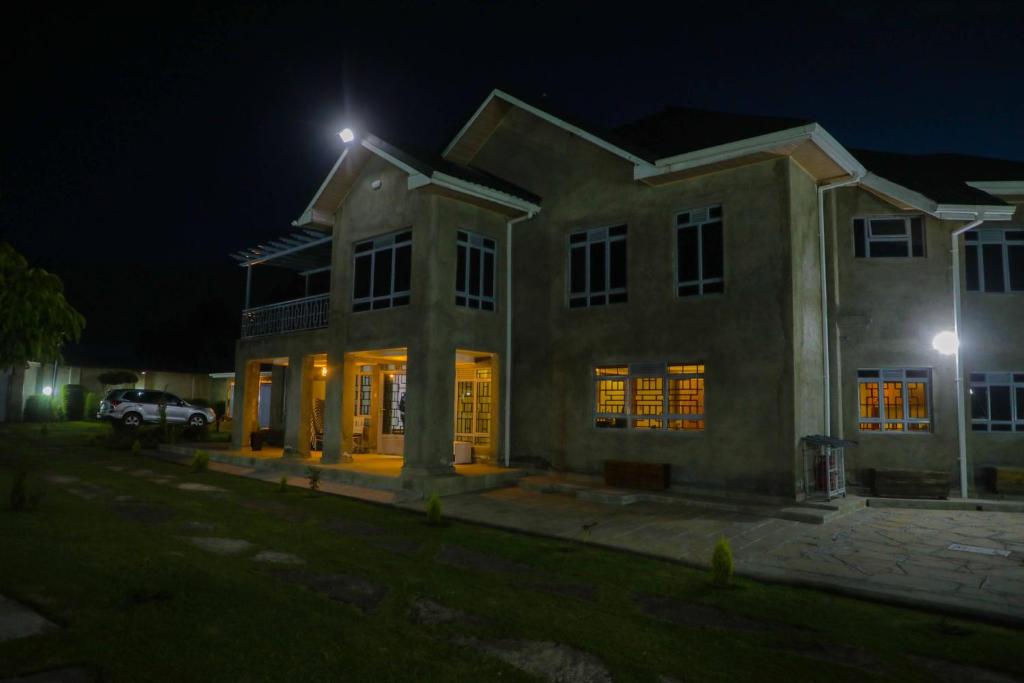 een huis 's nachts met lichten aan bij Meirah Gardens Naivasha in Naivasha