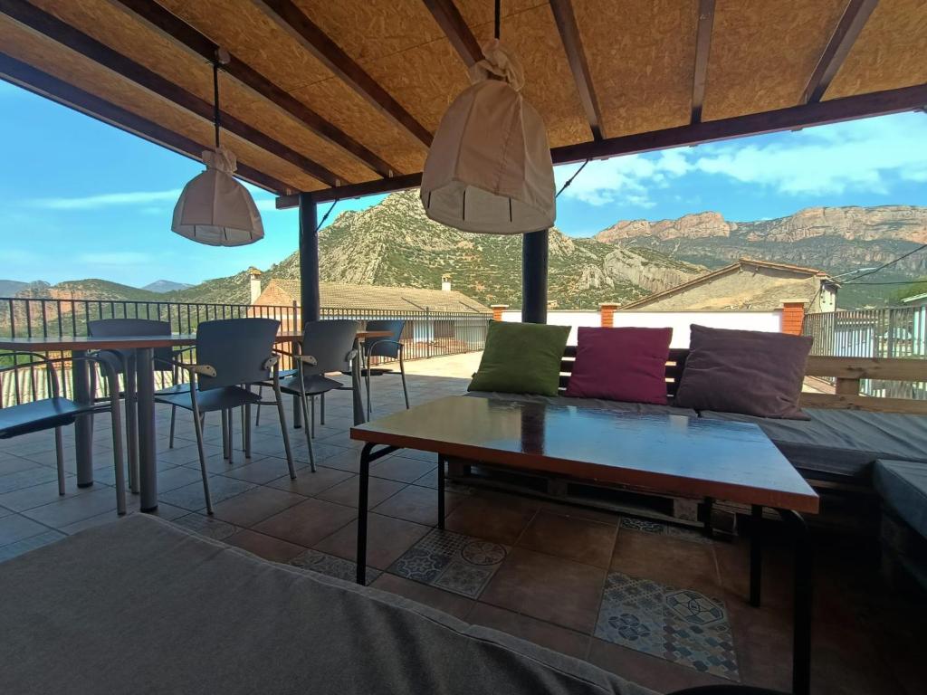 ein Wohnzimmer mit einem Sofa und einem Tisch in der Unterkunft Cal Perico, tourist and climbing apartament in Camarasa