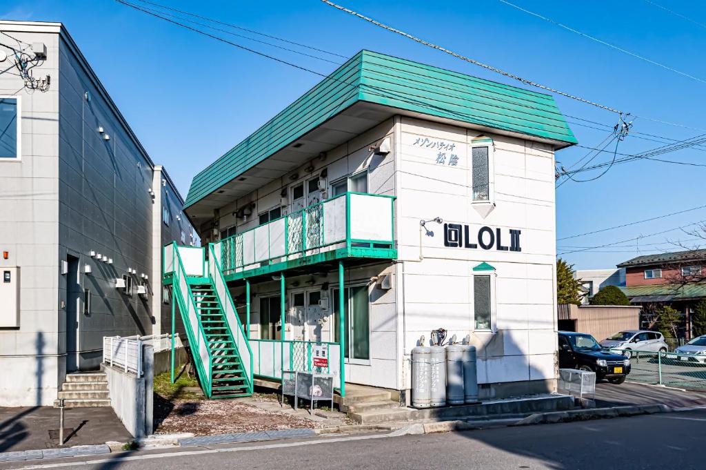 函館市にあるLOL2 - Vacation STAY 48556vの緑屋根の白い建物