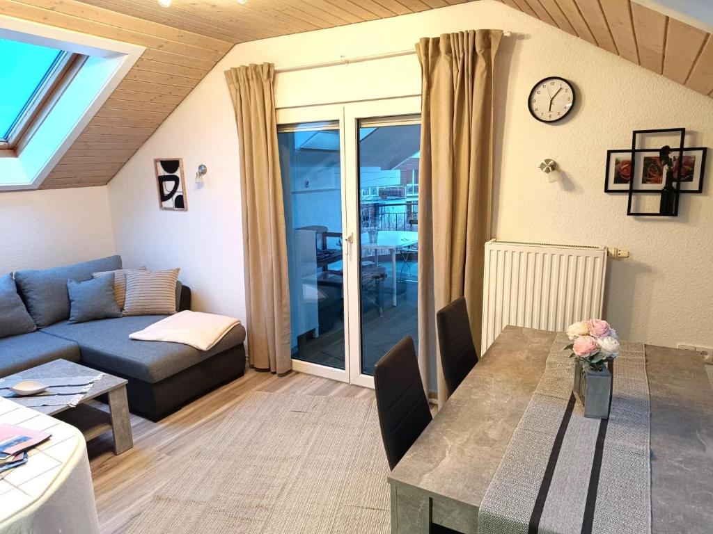 sala de estar con sofá y mesa en Ferienwohnung Schleßmann, en Isny im Allgäu