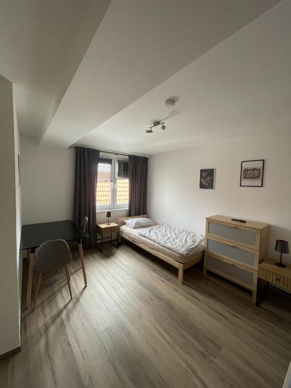 een slaapkamer met een bed en een bureau bij 2-Zimmer Apartment Miroszewska-Immobilien in Bönnigsen