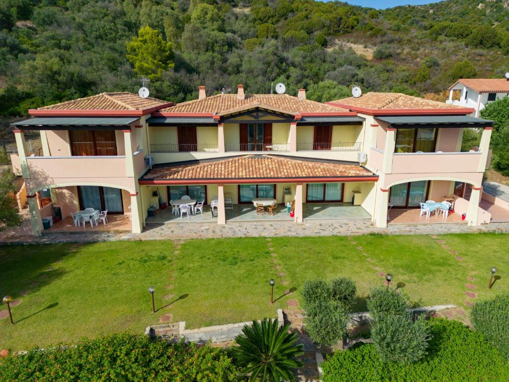 an aerial view of a large house with a yard at LE DOMUS DE CHIA_Tipo A in Chia
