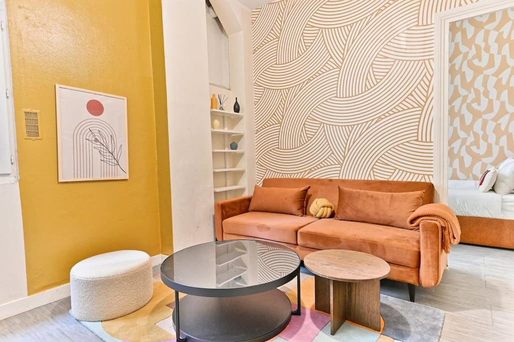 un salon avec un canapé et une table dans l'établissement Appartement Rez-de-chaussée Paris - Montparnasse, à Paris