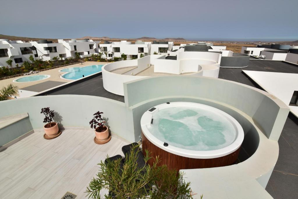 a building with a hot tub on the roof at Casa Lucia in Villaverde