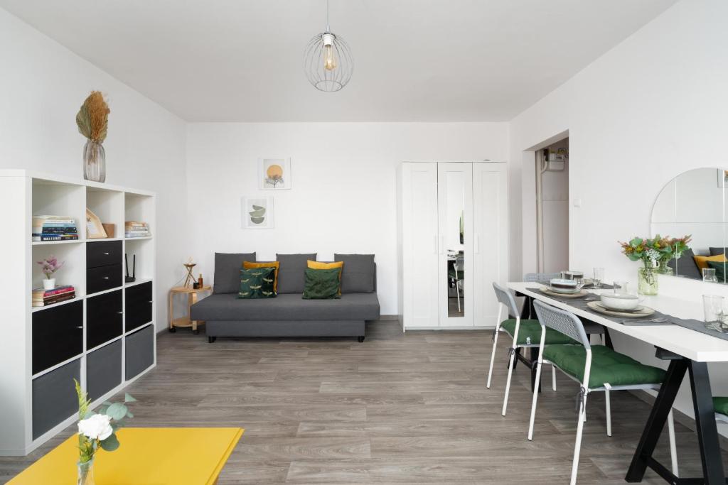 een keuken en een woonkamer met een tafel en stoelen bij Cozy Studio Retro in Poznan by Renters in Poznań