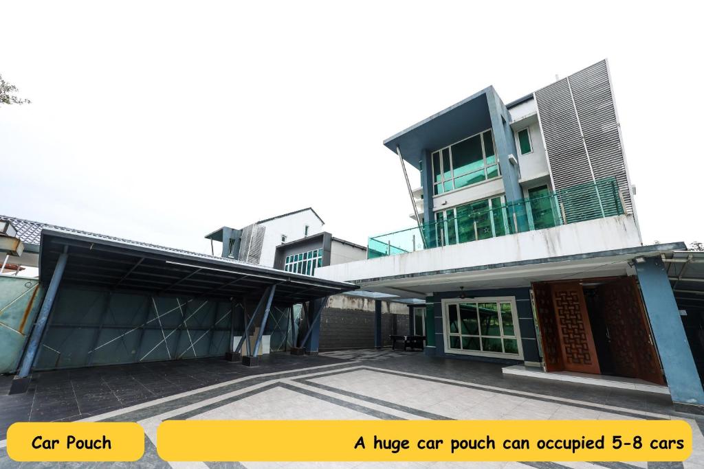 a large car park can occupied cars at 3 Storey Bungalow Event 20Px KL Setapak in Kuala Lumpur