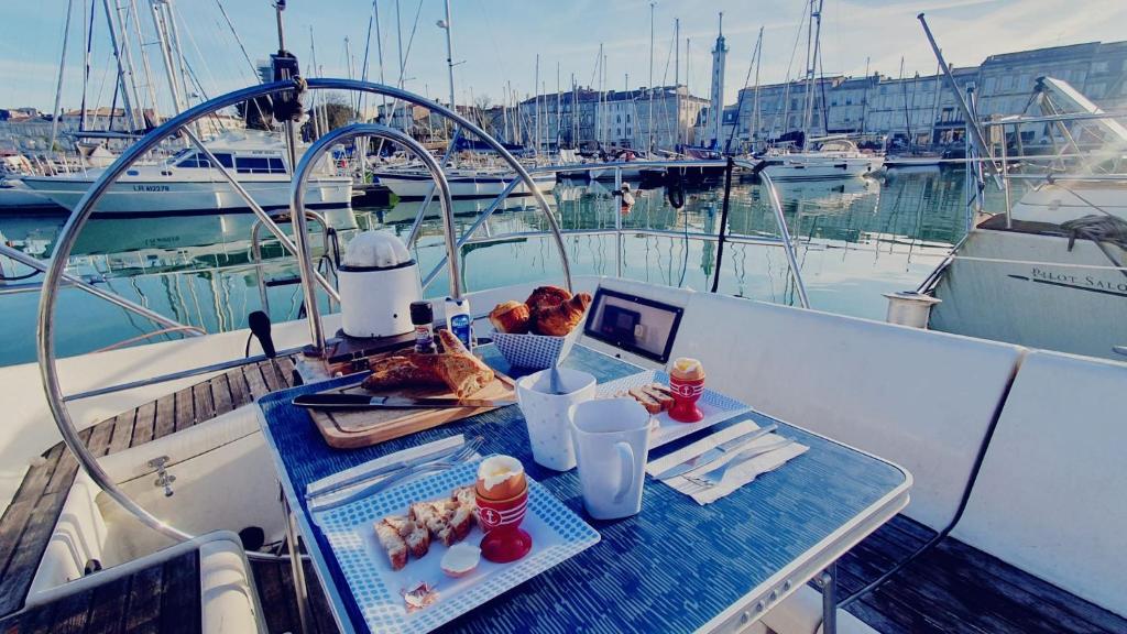 una mesa en un barco con un ordenador portátil. en Coriandre 2 - Dormir sur un grand voilier 9 personnes By Nuits au Port en La Rochelle