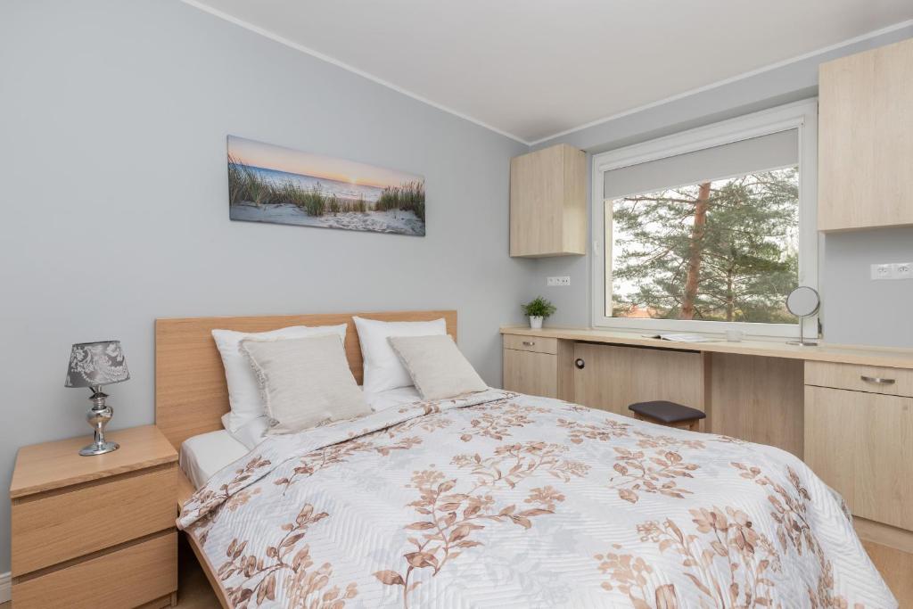 - une chambre avec un lit et une fenêtre dans l'établissement Unique Apartment with a Balcony in Sopot by Rent like home, à Sopot