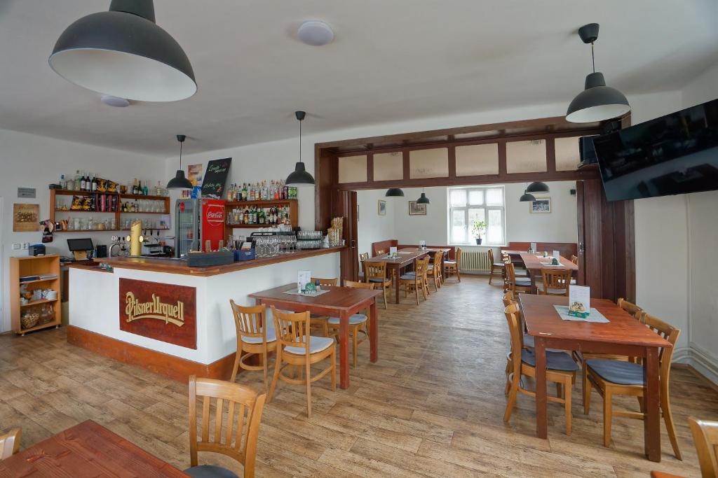 Lounge nebo bar v ubytování Penzion a restaurace na Křižovatce