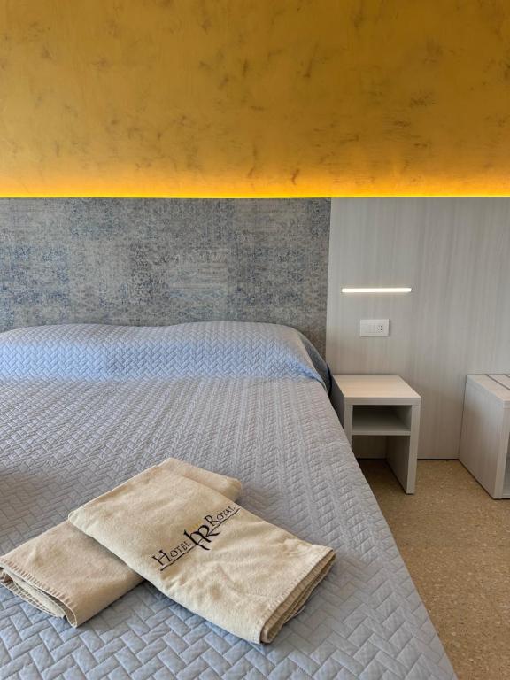 Postel nebo postele na pokoji v ubytování Hotel Royal