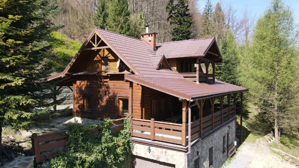 Cabaña de madera con techo de cobre en Chill on Hill - Szczyrk en Szczyrk