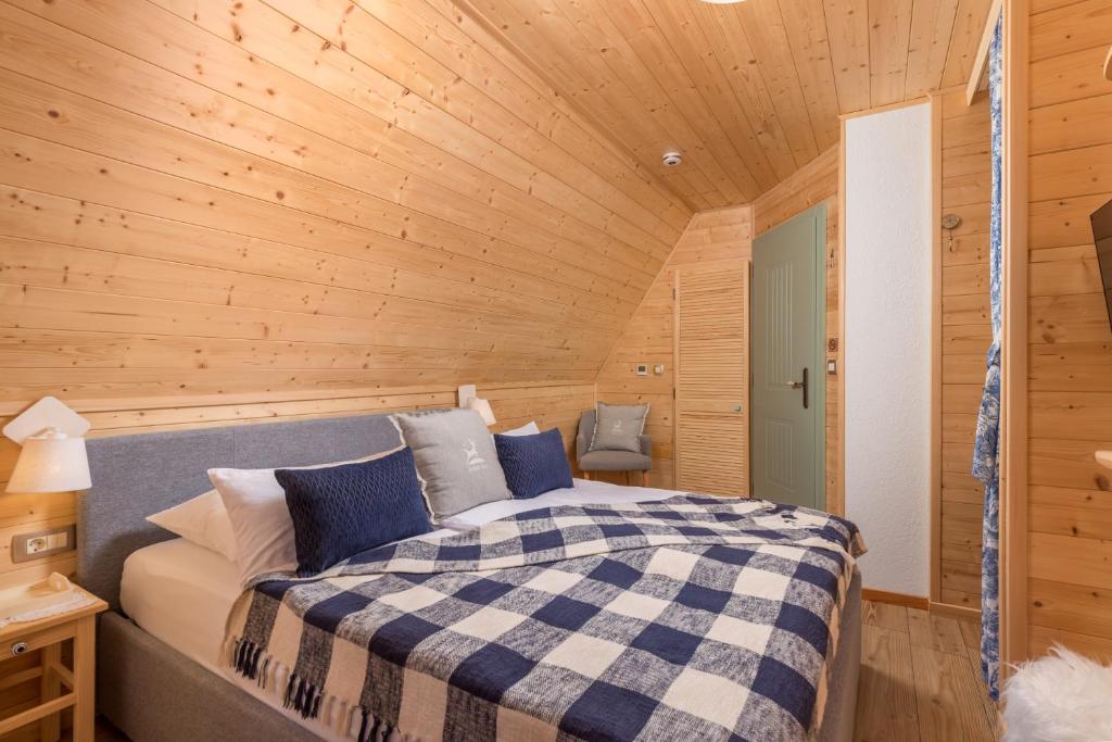 Postel nebo postele na pokoji v ubytování Forest Tale - Šumska priča