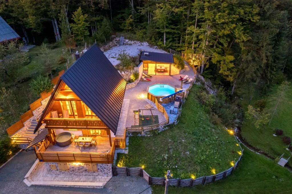 - une vue aérienne sur une maison avec une piscine dans l'établissement Forest Tale - Šumska priča, à Crni Lug