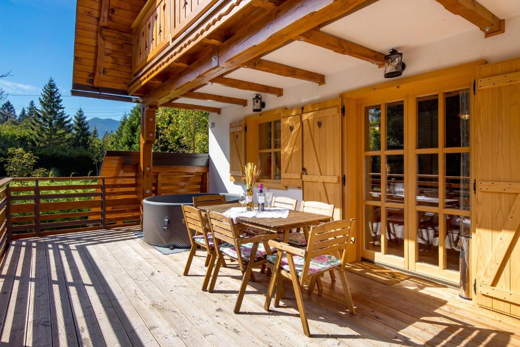 Balkón nebo terasa v ubytování Forest Tale - Šumska priča