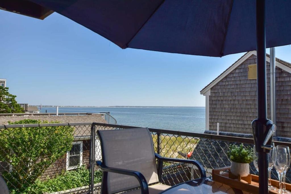 プロビンスタウンにあるGorgeous water views in the center of townのバルコニー(テーブル、傘付)