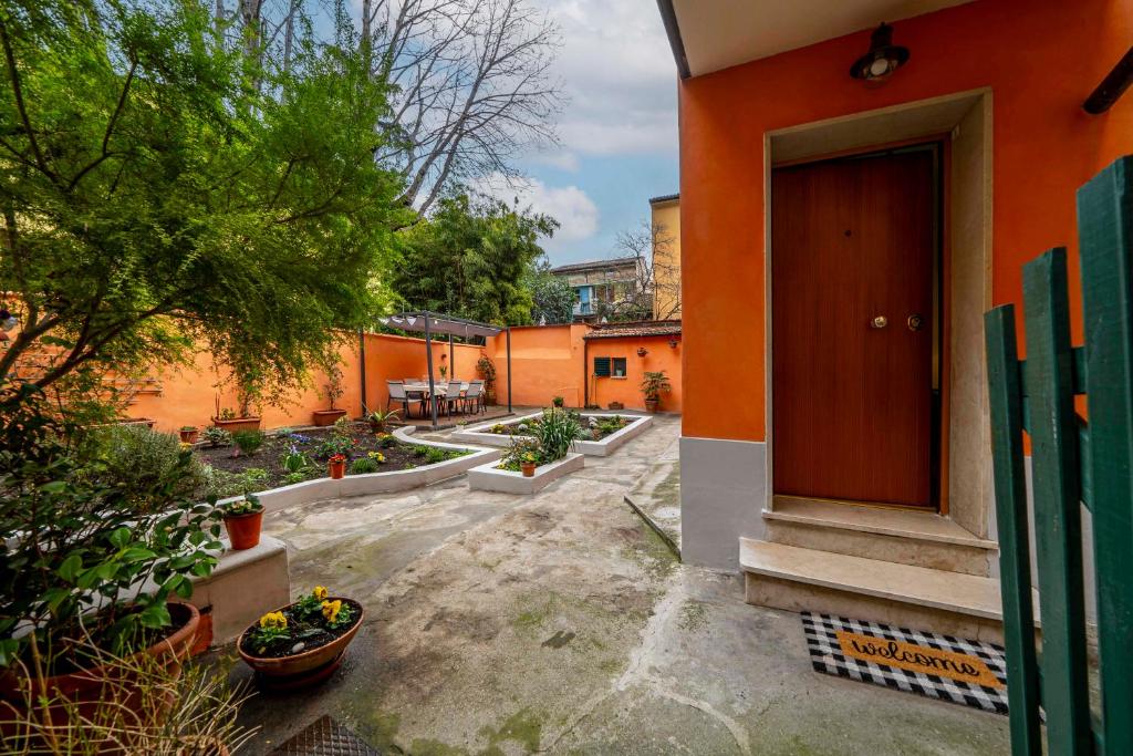 ein orangefarbenes Gebäude mit einer Tür im Innenhof in der Unterkunft City centre Beautiful house with garden in Bologna
