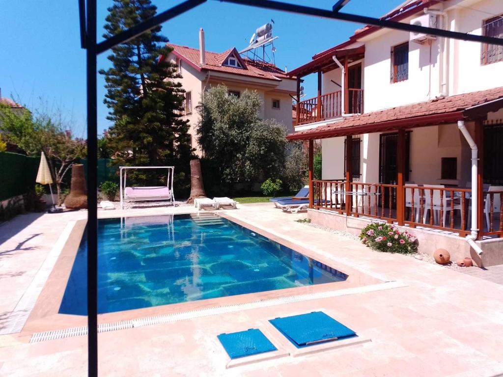 uma piscina no quintal de uma casa em Villa Çalış em Fethiye