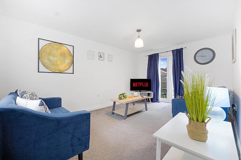 TV a/nebo společenská místnost v ubytování NEW! 3 Bed Home in Stockton-on-tees City Centre by Stay With Us, Ideal for Families & Large Groups, SLEEPS 5!!