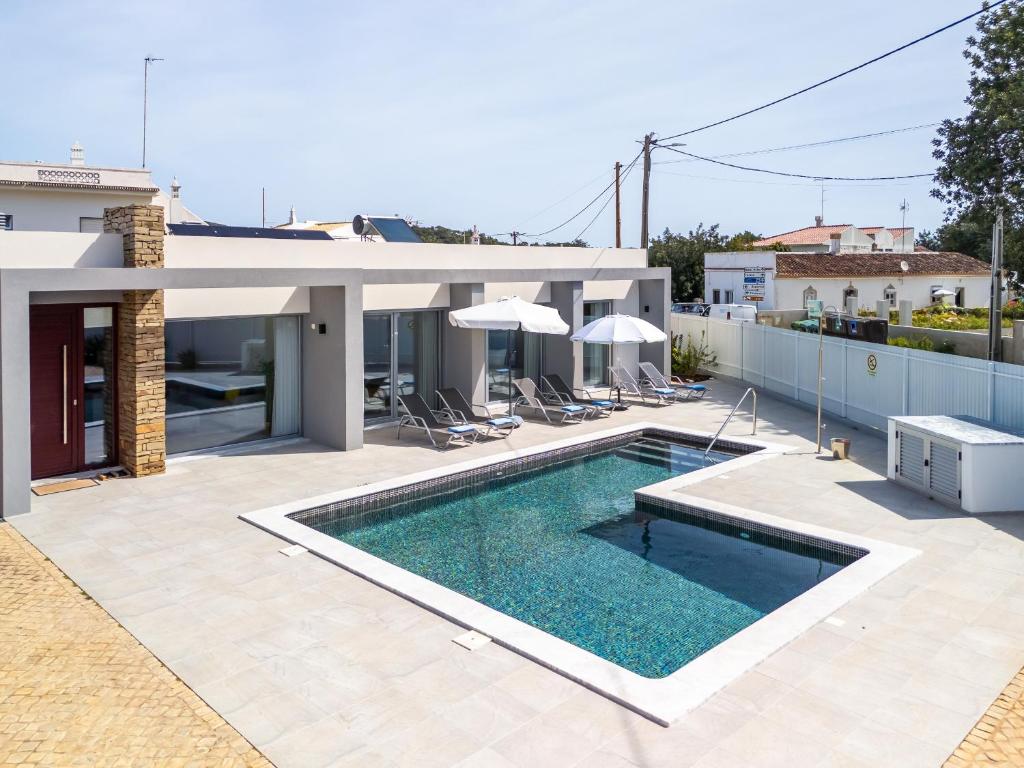 ein Haus mit einem Pool auf einer Terrasse in der Unterkunft Villa Almargens in São Brás de Alportel