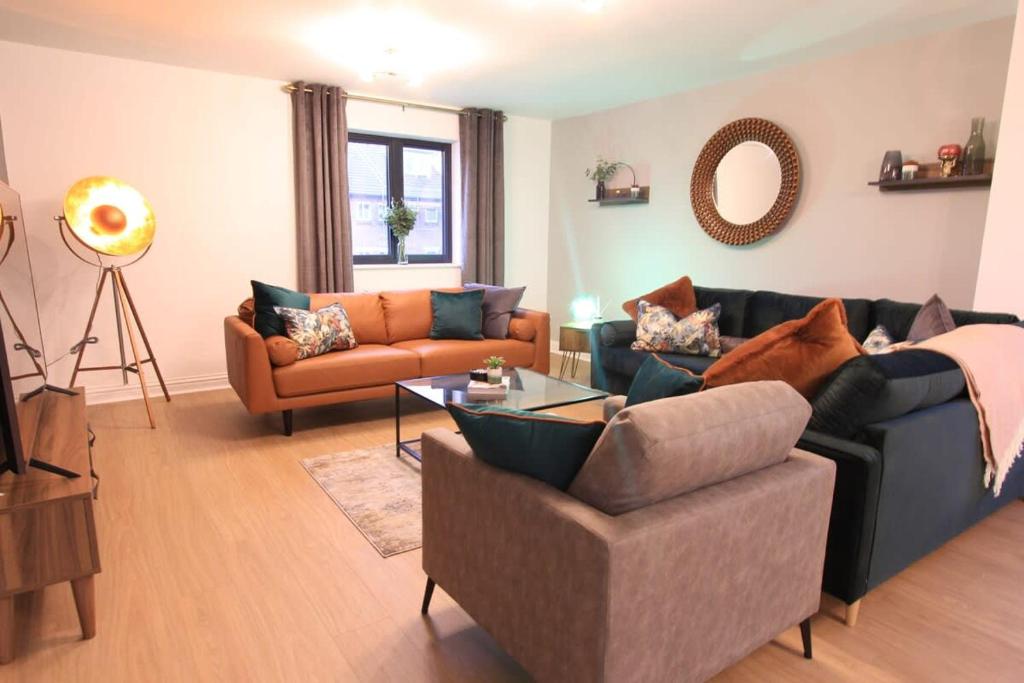Cabot Mews Apartment 9 في بريستول: غرفة معيشة مع أريكة وكرسي