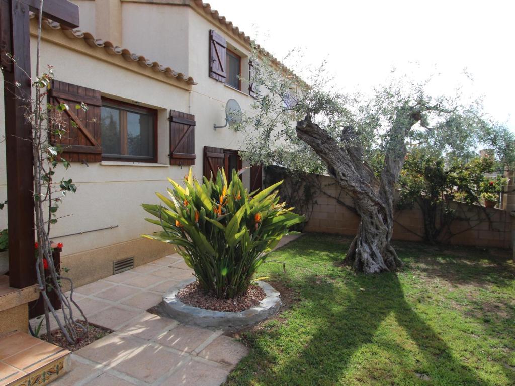 Vonkajšia záhrada v ubytovaní Casa con Piscina Privada, Cerca del Mar, WiFi Gratis, Aire Opcional, Mascotas y Playa para Perros - ES-184-10