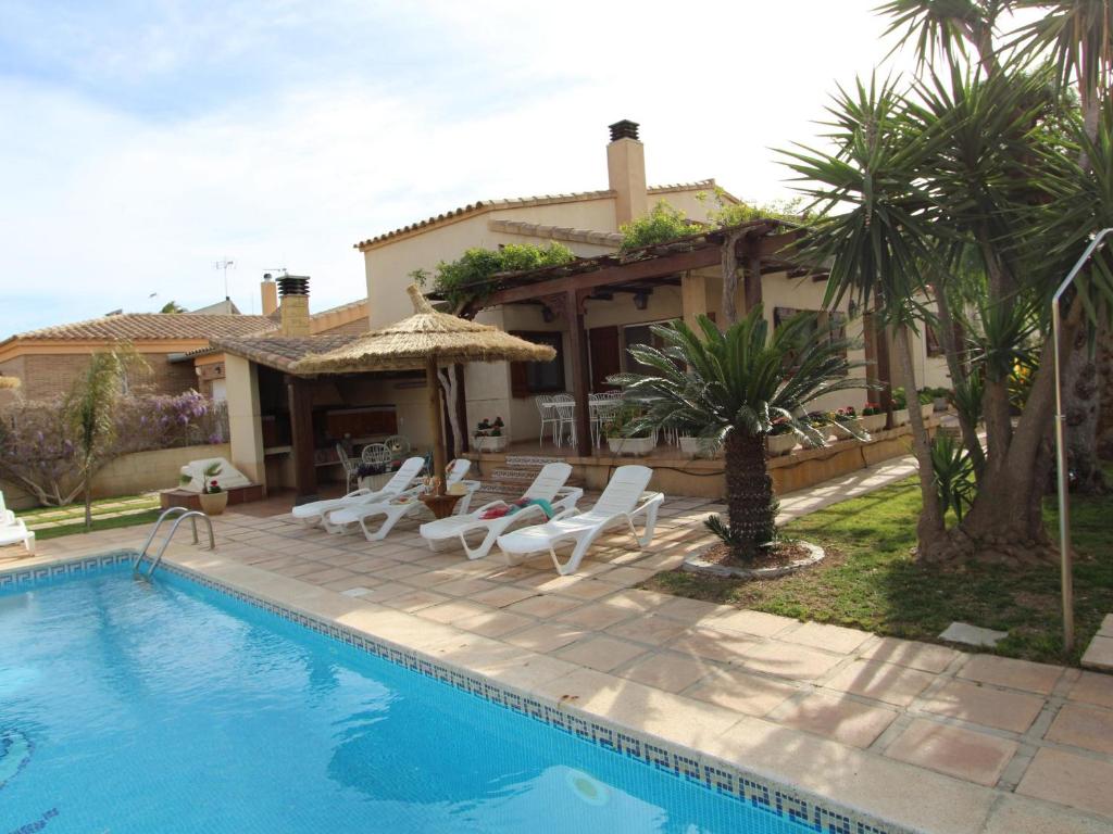 Bazén v ubytovaní Casa con Piscina Privada, Cerca del Mar, WiFi Gratis, Aire Opcional, Mascotas y Playa para Perros - ES-184-10 alebo v jeho blízkosti