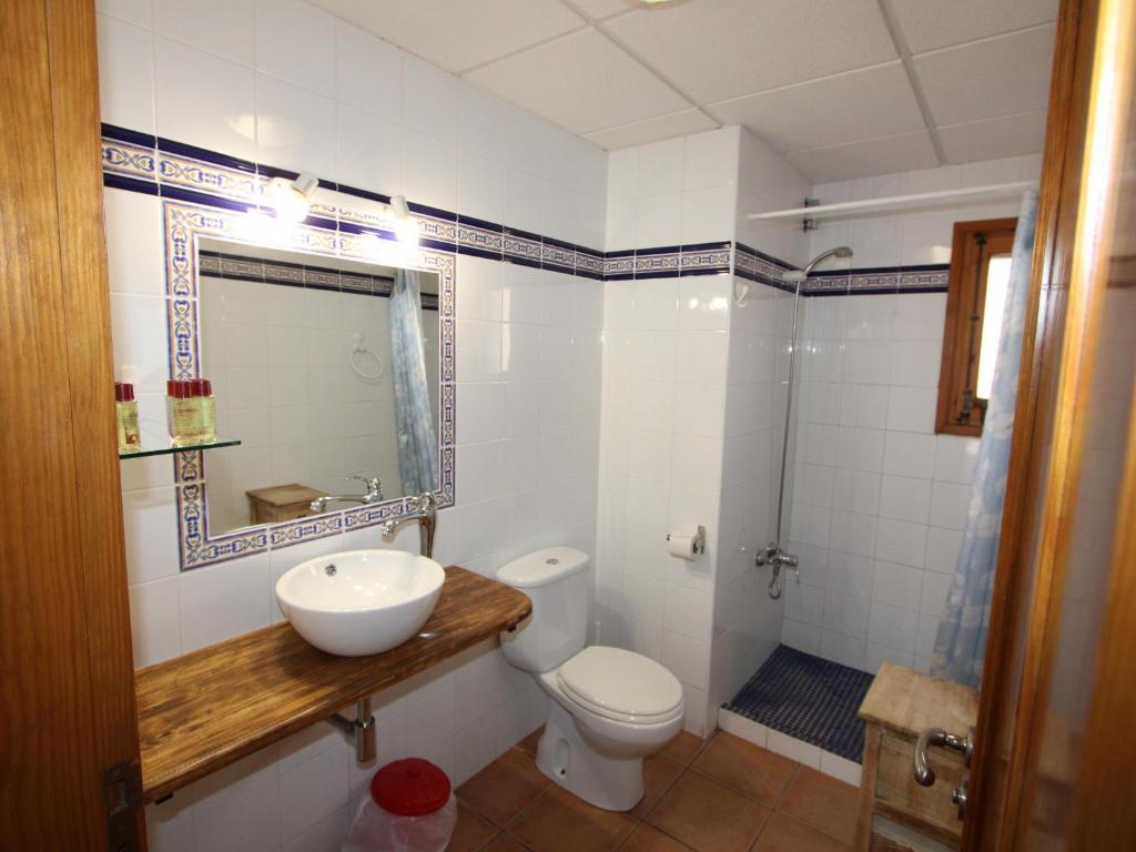 Kúpeľňa v ubytovaní Casa con Piscina Privada, Cerca del Mar, WiFi Gratis, Aire Opcional, Mascotas y Playa para Perros - ES-184-10