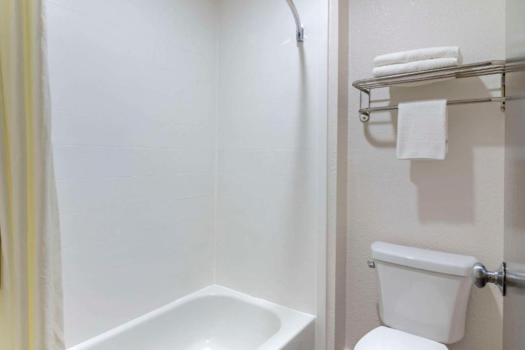 y baño con aseo blanco y ducha. en Econo Lodge Augusta, Downtown en Augusta
