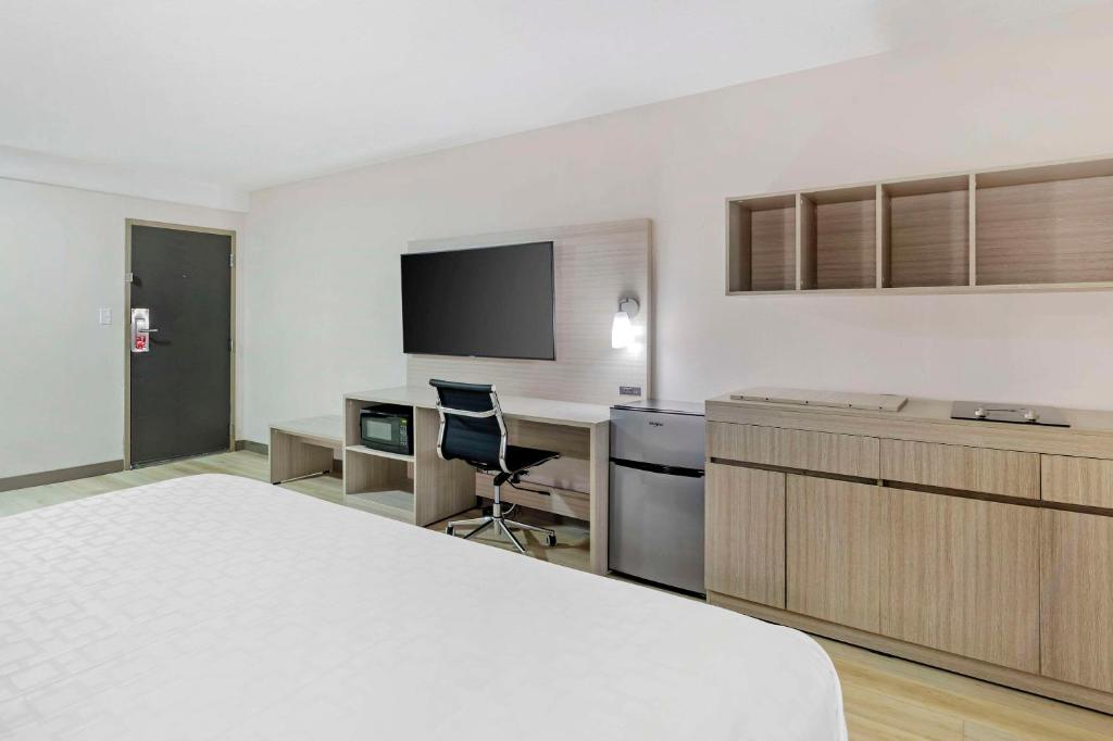 TV a/nebo společenská místnost v ubytování Econo Lodge Augusta, Downtown