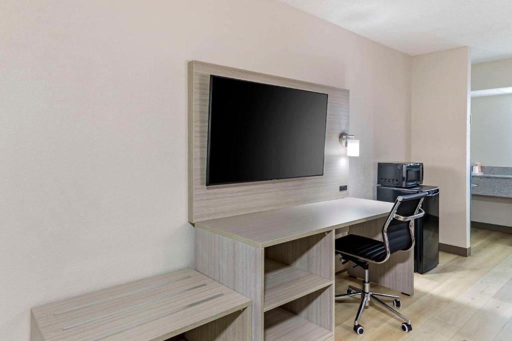 TV a/nebo společenská místnost v ubytování Econo Lodge Augusta, Downtown