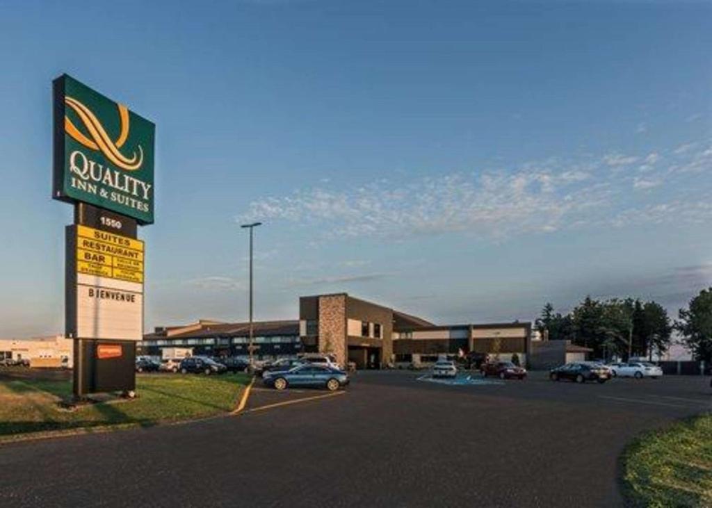 ein Walmart-Schild vor einem Parkplatz in der Unterkunft Quality Inn & Suites in Matane