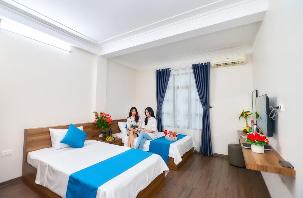 two women sitting in a hotel room at PHÚ TRANG HOTEL in Ha Long