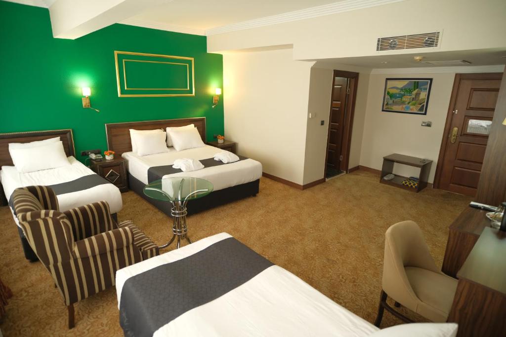 Postel nebo postele na pokoji v ubytování Malabadi Hotel