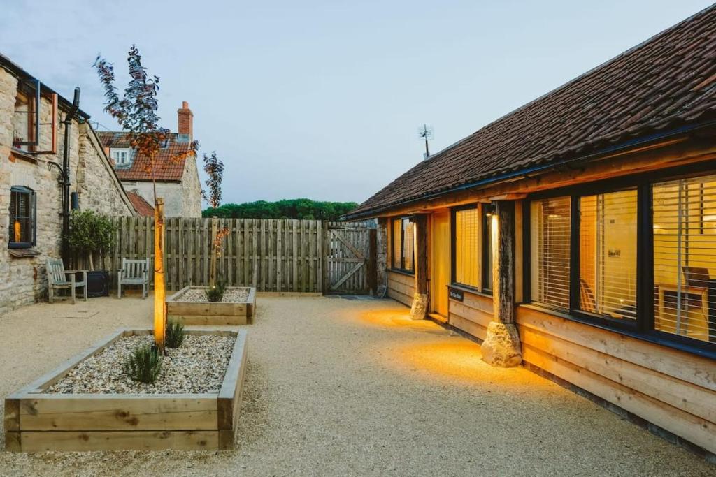 einen Innenhof eines Hauses mit einem Zaun in der Unterkunft The Hay Barn - Hopewell in Bristol