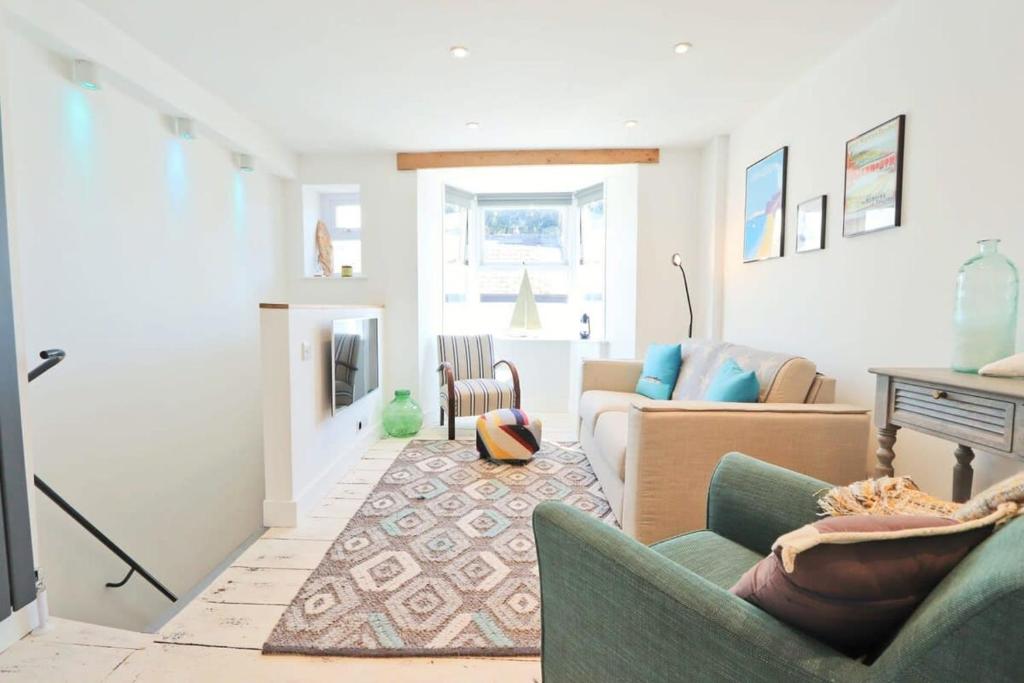 ein Wohnzimmer mit einem Sofa und einem Tisch in der Unterkunft 18 Strand in Shaldon