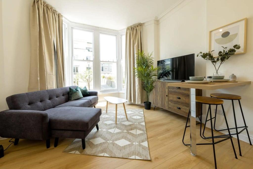 - un salon avec un canapé et une télévision dans l'établissement Grange Rd Flat 2 one bedroom flat, à Bristol