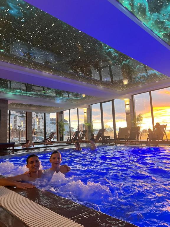 Bazén v ubytování Apartman Enjoy N82 Milmari&spa nebo v jeho okolí