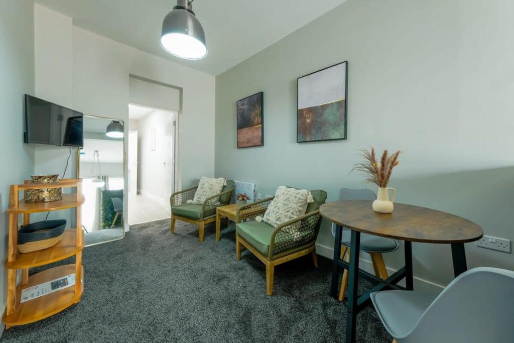 a living room with a table and chairs at 526 Gloucester Flat 1 - Hopewell in Bristol