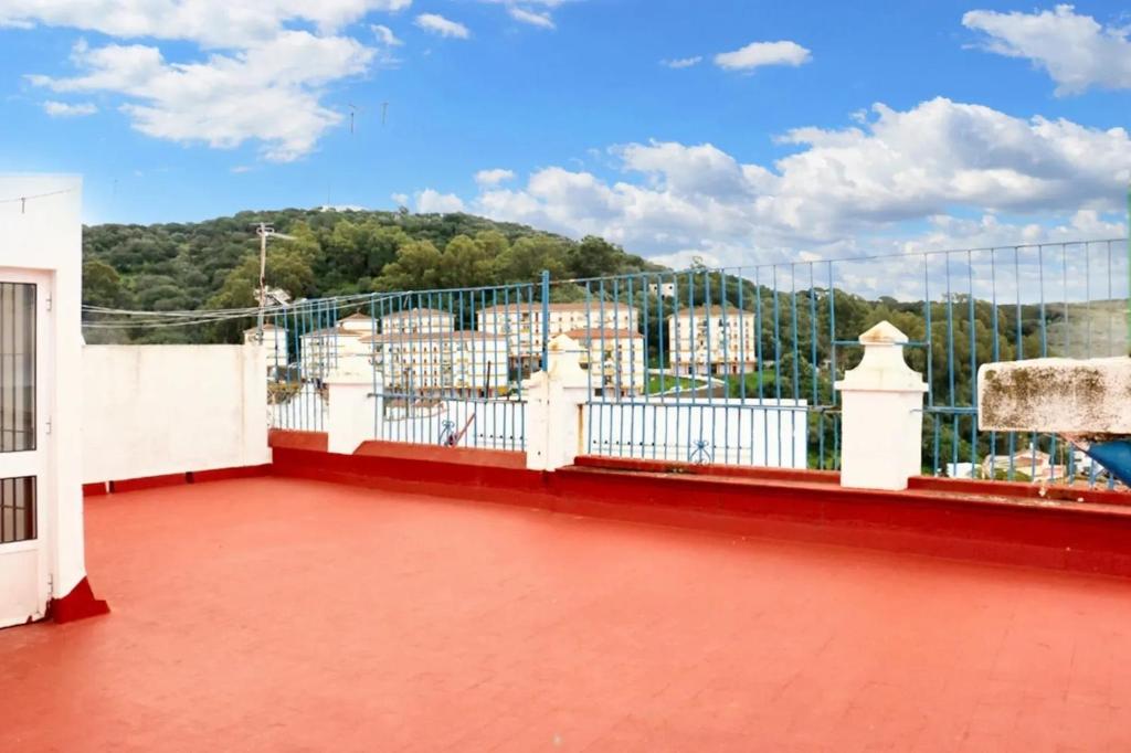 balcón con vistas a la ciudad en 5 bedrooms house with city view furnished terrace and wifi at Alcala de los Gazules, en Alcalá de los Gazules