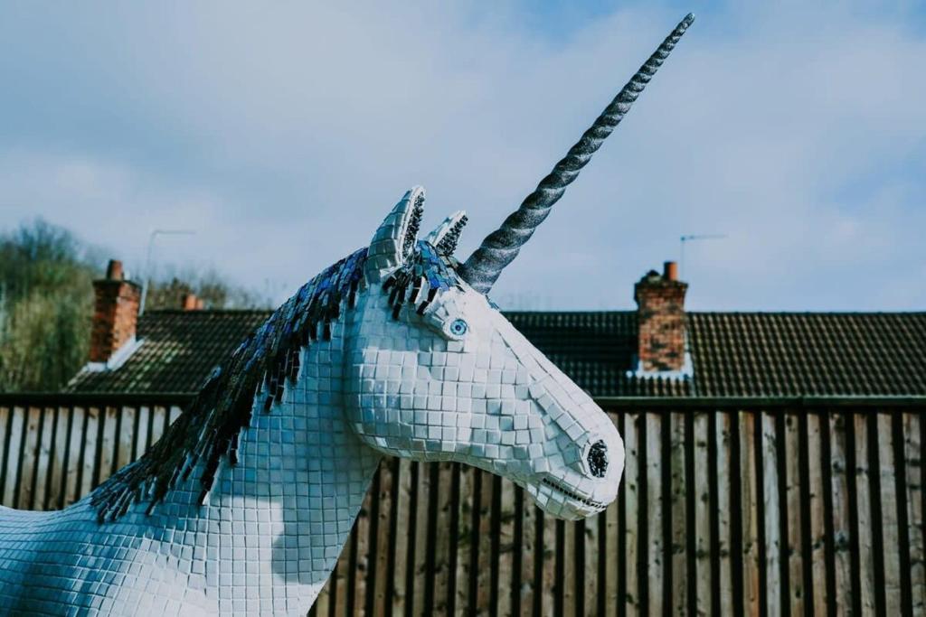 una cabeza de mosaico de un caballo sobre una valla en The Unicorn three bedroom house en Bristol