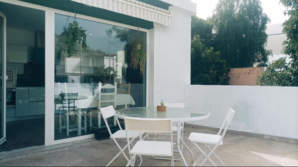 a white table and chairs on a patio at Casa en Calle del Agua in Vega de San Mateo
