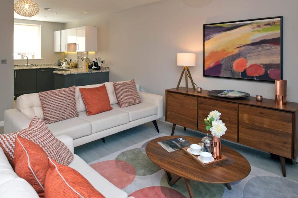 un salon avec un canapé blanc et une table dans l'établissement Deluxe Townhouse Next to Cabot Circus, à Bristol