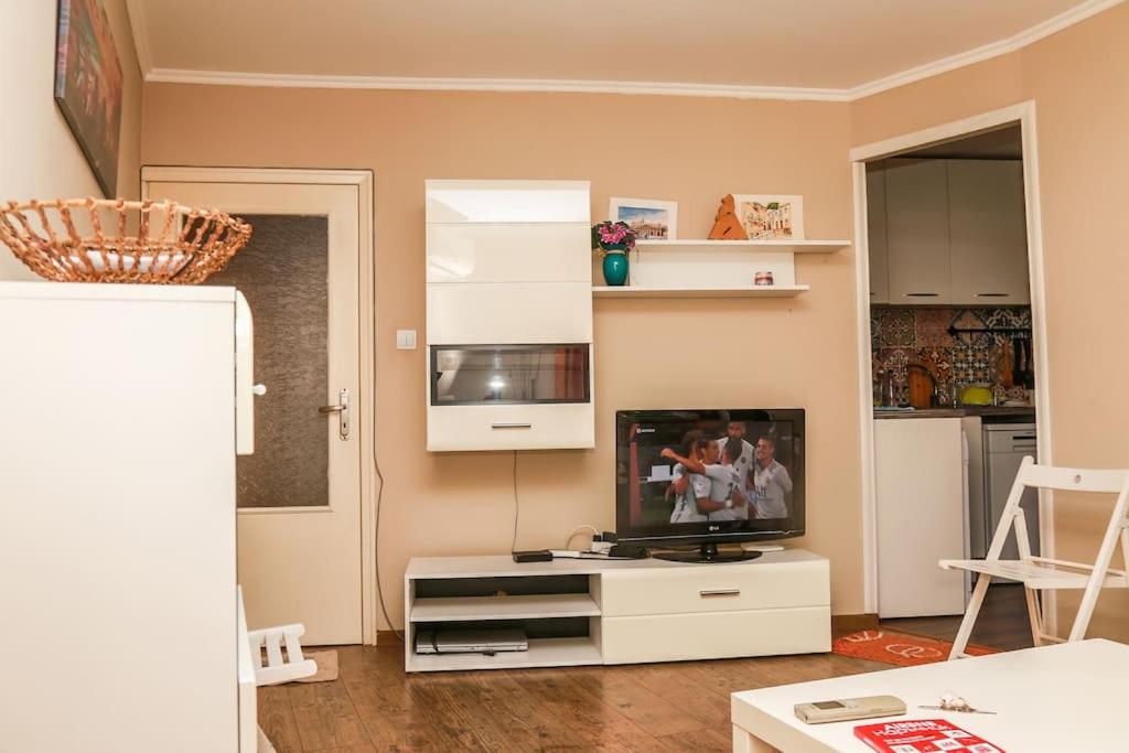 una sala de estar con TV en un centro de entretenimiento blanco en Top Center, Quiet, Independen, en Burgas