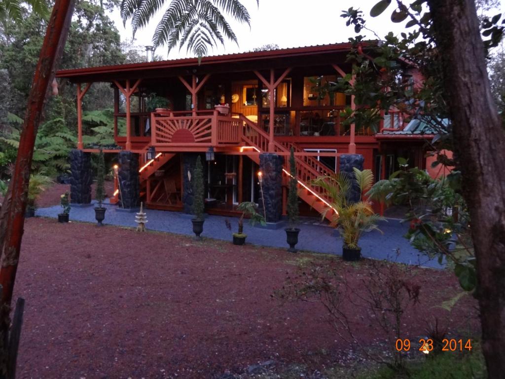 ein Haus mit einer Treppe, die hinauf führt in der Unterkunft Alii Kane Cottages with Loft in Volcano